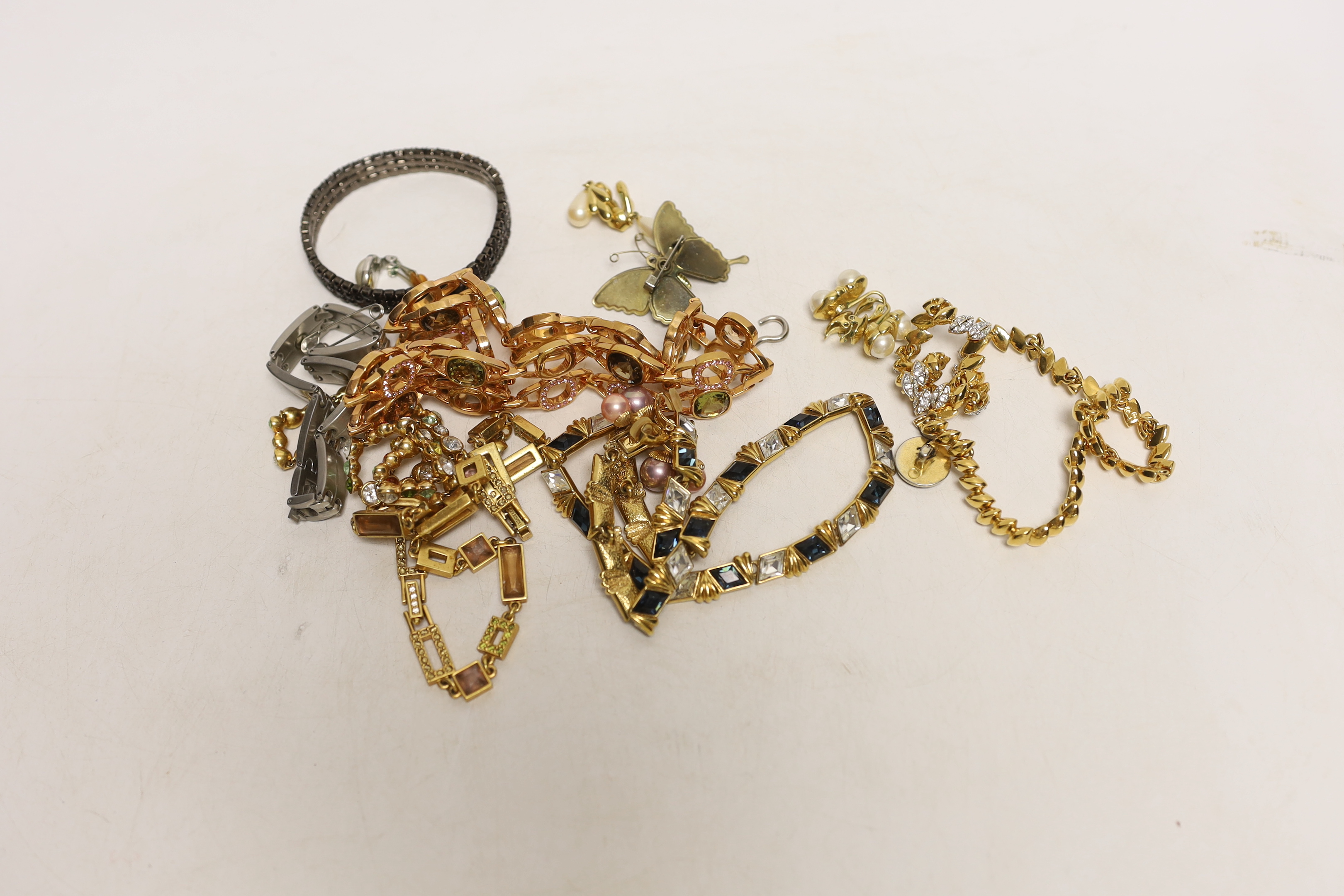 A quantity of assorted costume jewellery.